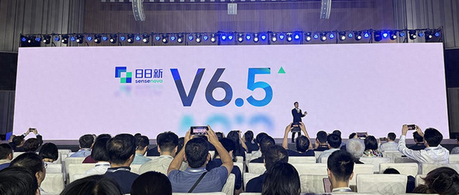 商汤日日新6.5升级！造办公智能体，推具身智能平台，让机器人讲解PPT