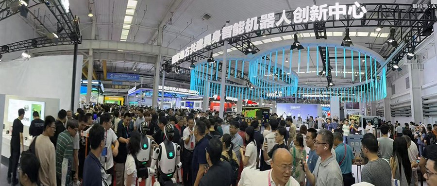 最贵97万搬回家,人形机器人天团涌入北京!暴走2万步,亮点全在这儿